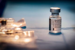 Las vacunas de Moderna y Pfizer-BioNTech son 'ligeramente menos eficaces' contra algunas de las variantes del SARS-CoV-2, en concreto las aparecidas en Reino Unido y Sudáfrica, por lo que podría ser necesario actualizarlas periódicamente para evitar una posible pérdida de eficacia clínica. (EFE) 
