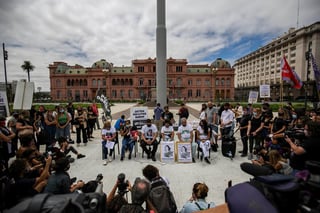 Un grupo de familiares de víctimas de femicidios se manifestó este miércoles junto a cientos de personas en la Plaza de Mayo de Buenos Aires para exigir justicia por los crímenes machistas que sufre el país, apenas unos días después de que una joven de 18 años fuera asesinada por su expareja en la ciudad bonaerense de Rojas. (EFE) 
