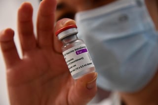 Expertos independientes que asesoran a la Organización Mundial de la Salud en inmunización recomendaron el miércoles el uso de la vacuna de AstraZeneca, incluso en países donde se han detectado preocupantes variantes del coronavirus entre su población. (ARCHIVO)