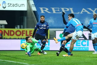 Hirving Lozano marcó el único tanto del Napoli, en la derrota de su equipo 3-1 ante Atalanta, en las semifinales de la Copa de Italia. (EFE)