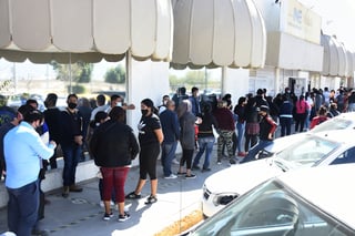 Fueron decenas de ciudadanos los que acudieron a los distintos módulos del INE en Torreón desde tempranas horas. (JESÚS GALINDO)