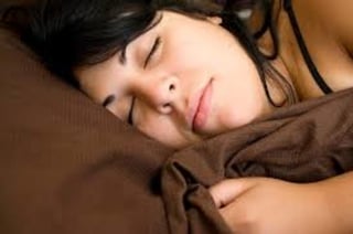 Hay personas que después de comer sienten una necesidad imperiosa de descansar y otras, aun teniendo la oportunidad, no. Ahora, un nuevo estudio publicado en la revista Nature Communications constata que la frecuencia con la que las personas duermen la siesta está en parte regulada por sus genes. (ARCHIVO) 
