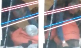 En el video se aprecia a un hombre golpear a la mujer mayor, mismo que sería el hijo de ésta (CAPTURA) 