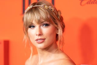 El año pasado, Taylor Swift estrenó un montón de música nueva. Este año, se enfocará en la vieja. La estrella pop anunció el lanzamiento del primero de sus álbumes regrabados.  (ARCHIVO) 
