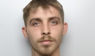 Lewis Tupper, un joven de 25 años de edad fue sentenciado a 10 años de prisión por cometer el delito de pedofilia y admitir haber publicado videos de su acto en la plataforma digital Kik.  (Especial) 