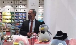López-Gatell apareció rodeado por pingüinos de peluche en redes sociales (CAPTURA) 