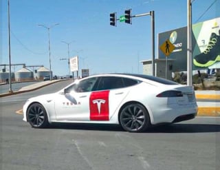 Hace un par de días en redes sociales comenzaron a circular diferentes fotografías de un Tesla Model S en las calles de La Comarca Lagunera. (Facebook) 