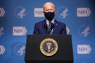 El presidente estadounidense, Joe Biden, pronosticó este jueves que su país tendrá las dosis suficientes para vacunar contra la COVID-19 a casi toda su población, unos 300 millones de personas, a finales de julio, tras llegar a nuevos acuerdos con Pfizer y Moderna. (ESPECIAL)