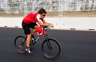 Previo al arranque de cada temporada, al piloto español le gusta rodar en la bicicleta, como parte de su pretemporada en el aspecto físico. (EFE)