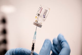 La compañía anglo-sueca dijo que trabaja con la universidad para adaptar la vacuna contra las nuevas variantes. (ARCHIVO) 