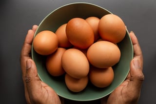 Personas consumen hasta 10 huevos diarios. (ESPECIAL)