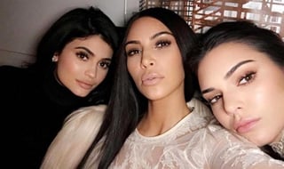 A través de Instagram, las chicas Kardashian-Jenner compartieron 'una probadita' de la sesión fotográfica para San Valentín (ESPECIAL)
