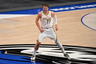Luka Doncic metió 46 puntos y repartió 12 asistencias en la victoria de los Mavericks 143-130 sobre Pelícanos de Nueva Orleáns. (AP)