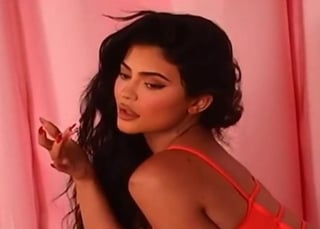 Este fin de semana las hermanas Kardashian-Jenner derrocharon sensualidad en una sesión fotográfica con temática de San Valentín, para el lanzamiento de la línea de lencería de Skims, marca de Kim Kardashian. (Especial) 
