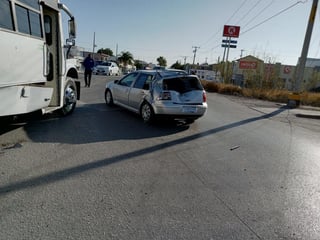 Se impactan auto y camión de transporte de personal sobre el Periférico de Gómez Palacio, del accidente las autoridades no reportaron personas lesionadas únicamente daños materiales. (EL SIGLO DE TORREÓN) 