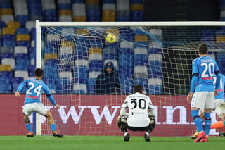 Lorenzo Insigne marcó de penal el único tanto del partido, en la importante victoria del Napoli frente a la Juventus. (Agencias) 