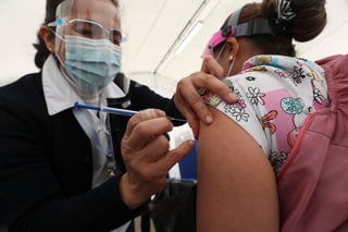 Médicos y expertos urgieron a las autoridades de Salud a dirigir el inicio de la vacunación contra COVID-19 en la población a los sitios que reportan altos niveles de contagios y no en zonas rurales, como plantea la Estrategia Nacional de Vacunación. (ARCHIVO)