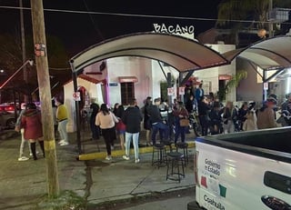 En el negocio denominado “Bacano”, ubicado en la calle Donado Guerra y avenida Morelos, se detectó a más de 300 clientes, en su mayoría jóvenes, situación que generó una aglomeración y alto riesgo de transmisión del COVID-19. (CORTESÍA)
