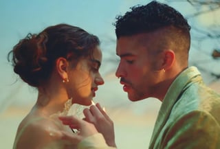 El cantante puertorriqueño Bad Bunny y la española Rosalía estrenaron este domingo el vídeo de su colaboración 'La noche de anoche' incluida en el último disco del boricua, 'El último tour del mundo'. (YouTube) 