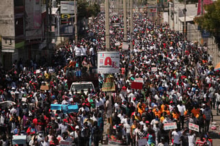 Miles de haitianos tomaron las calles de Puerto Príncipe este domingo en una manifestación multitudinaria para exigir la renuncia del presidente Jovenel Moise, una semana después de desatarse una profunda crisis institucional que enfrenta al Gobierno con la oposición y los jueces. (EFE) 