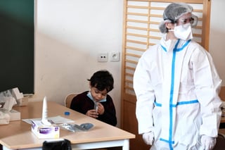 Francia registró hoy 16,546 nuevos casos de coronavirus en las últimas 24 horas, lo que supone bajar por debajo de la cifra de los 20,000 por primera vez en varias semanas, según las últimas cifras oficiales. (ARHCIVO) 

 