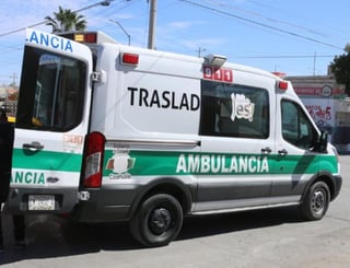Una ambulancia de la Secretaría de Salud del Estado de Coahuila arribó al lugar para atender al lesionado. (EL SIGLO DE TORREÓN)