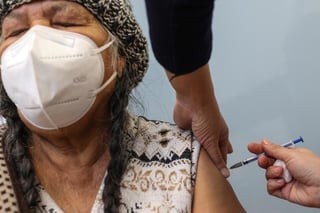 Durante el primer día de la jornada de vacunación contra el coronavirus para personas de 60 años o más, se aplicaron 30 mil 265 dosis en los 70 centros de vacunación distribuidos en las alcaldías Cuajimalpa, Magdalena Contreras y Milpa Alta. (ARCHIVO)