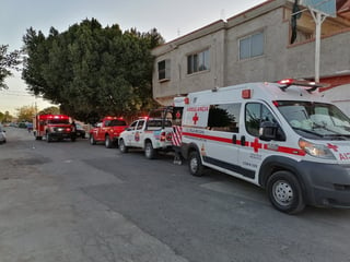 Paramédicos de la Cruz Roja de Torreón auxiliaron al sujeto. (EL SIGLO DE TORREÓN)