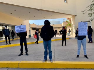 Los estudiantes de la Universidad Autónoma de Coahuila cubrieron sus rostros por temor a represalias y portaron pancartas con las leyendas 'Somos estudiantes, no criminales'. (ÉRICK SOTOMAYOR)