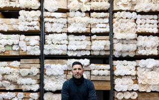 MANUFACTURA. Adam Brand tiene su negocio de flores artificiales en la ciudad de Nueva York. (CORTESÍA / EFE)