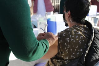 El Centro Cívico del municipio de Viesca fue la sede de vacunación contra COVID-19 para los adultos mayores. (EL SIGLO DE TORREÓN) 