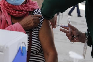 Ayer inició la vacunación contra COVID-19 a personas mayores de 60 años en la cabecera municipal de Viesca y en localidades como Gilita, Tanque Aguilereño y Boquilla de las Perlas. (VERÓNICA RIVERA)