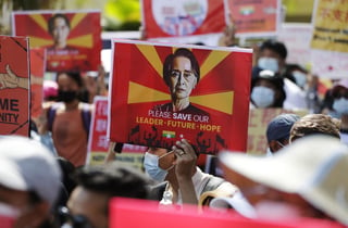 Los líderes militares de Myanmar ampliaron la detención de la depuesta líder Aung San Suu Kyi, cuya reclusión iba a expirar el lunes. Su liberación es una demanda clave de las multitudes que siguen protestando por el golpe militar de este mes. (ARCHIVO) 