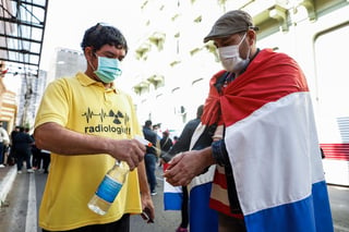 Paraguay contará con sus primeras vacunas contra el coronavirus el jueves, unas 4,000 dosis de fabricación rusa (Sputnik V) que serán destinadas al personal sanitario, informó este martes el ministro de Salud, Julio Mazzoleni. (ARCHIVO) 
