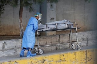 La Organización Panamericana de la Salud (OPS) arrojó en su más reciente informe sobre casos de COVID-19 que en México han muerto casi 3 mil trabajadores de la salud. (ARCHIVO)