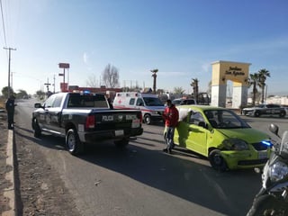 Paramédicos de la Cruz Roja arribaron al lugar para atender a uno de los agentes que viajaban la patrulla. (EL SIGLO DE TORREÓN)