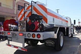 En el municipio de San Pedro se entregó un camión cisterna al Departamento de Bomberos, el cual representó una inversión de cerca de 2 millones 300 mil pesos, con recursos del Fondo de Fortalecimiento Municipal 2020. (EL SIGLO DE TORREÓN)