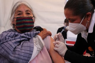 El lunes inició a nivel nacional la vacunación a las personas mayores de 60 años en comunidades de las entidades federativas.