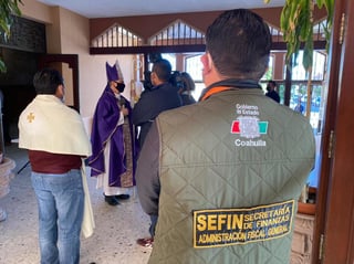 Luis Morales Cortés, Titular del Control de Padrones de la Secretaría de Finanzas advirtió que se reunieron con representantes de la Diócesis de Torreón para acordar tres formas para llevar a cabo el rito.
(EL SIGLO DE TORREÓN)