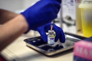 La Comisión Europea (CE) presentó este miércoles un plan de más de 225 millones de euros para combatir las nuevas variantes de la COVID-19, que prevé actualizar y firmar nuevos contratos con las farmacéuticas, acelerar la aprobación de las vacunas, incrementar los test para detectar el genoma del virus y colaborar con Israel y Suiza en ensayos clínicos. (ARCHIVO) 