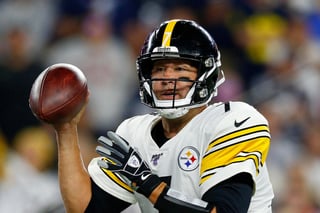 Ben Roethlisberger aún es integrante de los Steelers de Pittsburgh. Pese a ello y al optimismo manifestado por el equipo y el quarterback emblemático de la franquicia, el regreso de “Big Ben” para su 18va temporada no es un hecho. (ARCHIVO)