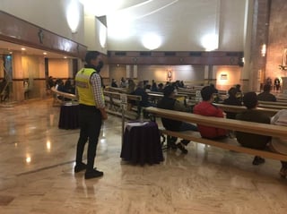 Inspectores del Padrón de Finanzas del Estado de Coahuila acudieron a dispersar la noche de hoy 17 de febrero a feligreses en la iglesia de San Pedro Apóstol. (EL SIGLO DE TORREÓN)
