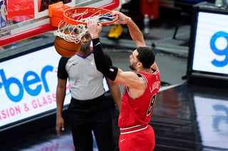 Zach Lavine metió 37 puntos y repartió 5 asistencias, en el triunfo de los Bulls de Chicago 105-102 sobre los Pistons de Detroit. (AP)