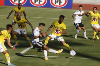 Pablo Solari dispara para marcar el único tanto del partido, en el que Colo Colo venció a Universidad de Concepción. (EFE)