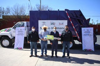 Como primer beneficio para los habitantes de Sabinas, el alcalde Manolo Jiménez entregó en donación un camión recolector de basura.