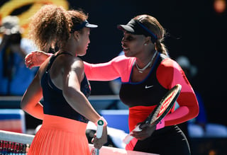 Naomi Osaka (i) y Serena Williams se abrazan tras la victoria de la japonesa 6-3, 6-4. (AP)