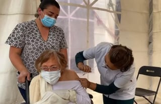 En silla de ruedas, Dolores Ramírez González recibió el antígeno ayer en la Unidad de Medicina Familiar número 22, como parte de la vacunación a adultos mayores en la Ciudad de México.
(ESPECIAL)