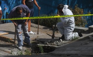 Vecinos de la esquina de la calle Constitución y San Isidro, fueron quienes descubrieron las extremidades humanas alrededor de las 13:40 horas de este miércoles, por lo que alertaron a las autoridades.
(EL UNIVERSAL)