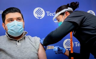 Ramiro Alejandro Aguirre García de 28 años de edad, se convirtió en el primer voluntario mexicano en recibir el producto de investigación de fase III de la vacuna alemana contra el COVID-19 de CureVac.
(EPECIAL)