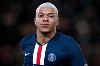 El París Saint-Germain sigue trabajando en la renovación del contrato de Kylian Mbappé, que acaba en junio de 2022 pero, según el diario Le Parisien, si algún club quiere contratarlo a fines de esta temporada tendrá que desembolsar 200 millones de euros. (ARCHIVO)

 